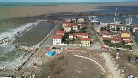 Rotierende-Luftaufnahme-Der-Tagesatmosphäre-An-Den-Küsten-Von-Marina-Di-Pisa,-Badeort-In-Der-Toskana,-In-Mittelitalien