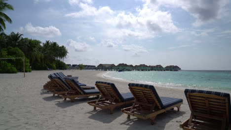 Strandkorb-Mit-Tropischem-Strand-Und-Meer-Auf-Den-Malediven