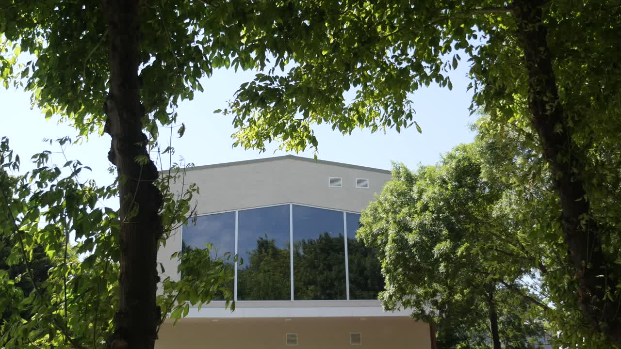 나무로 둘러싸인 건물