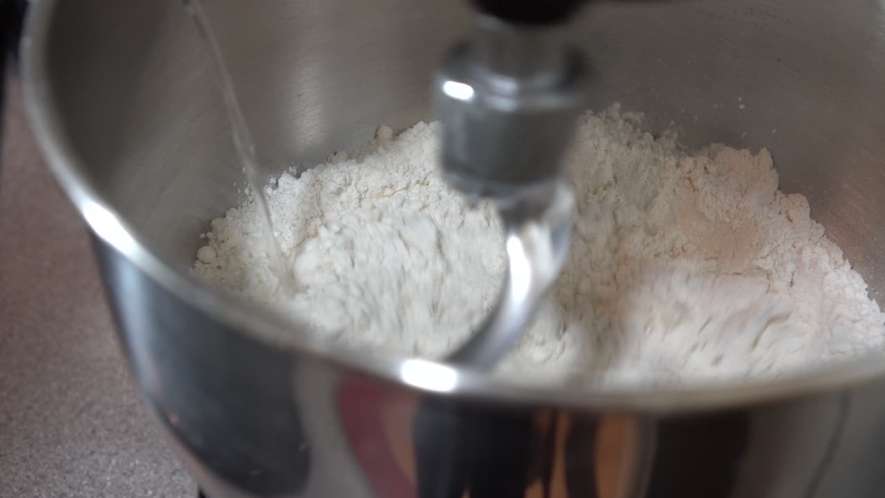 기계는 베이커리 제품 생산에 반죽을 반죽합니다.