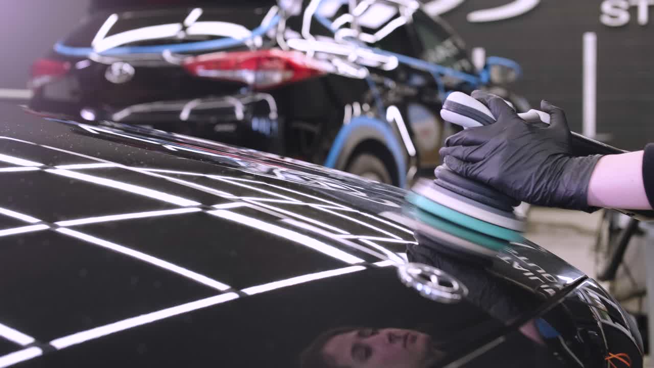 detallado profesional de automóviles utilizando maquinaria y pulidores para la restauración de pintura.