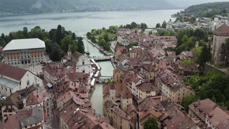 Canal-Fluvial-Y-Lago-En-El-Casco-Antiguo,-Annecy---Ciudad-Turística-En-Francia,-Antena