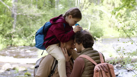 encantadora familia en medio del bosque