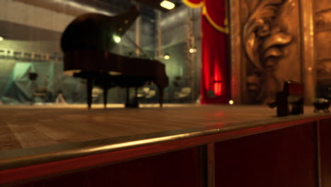 un piano en el escenario