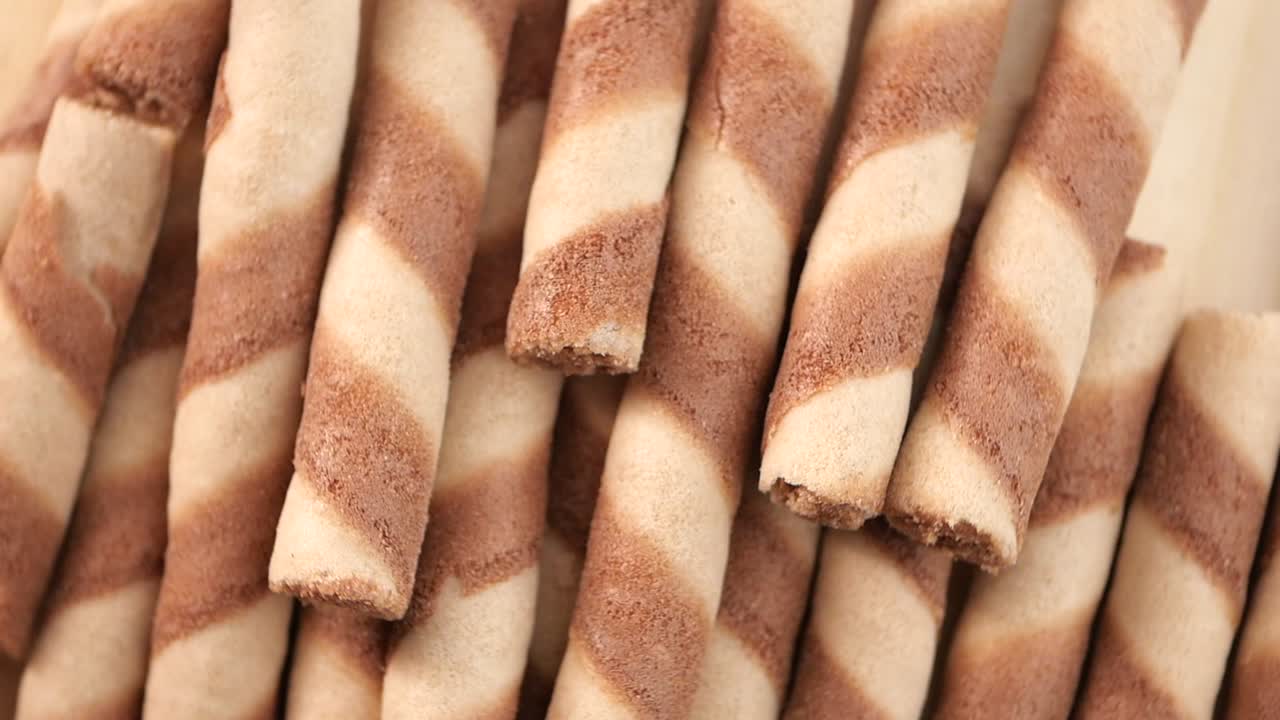 primer plano de los rollos de obleas de chocolate