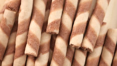 primer plano de los rollos de obleas de chocolate