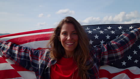 mujer agitando la bandera nacional americana