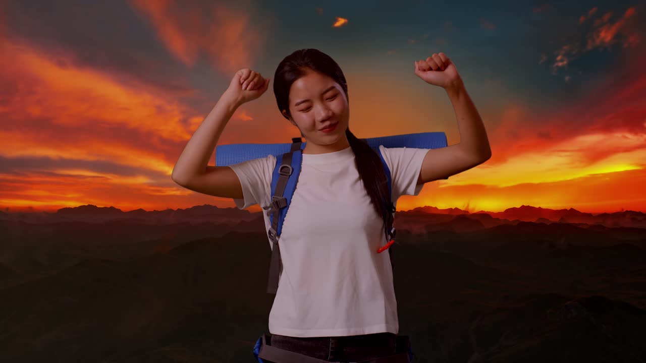 una mujer feliz caminando al atardecer.