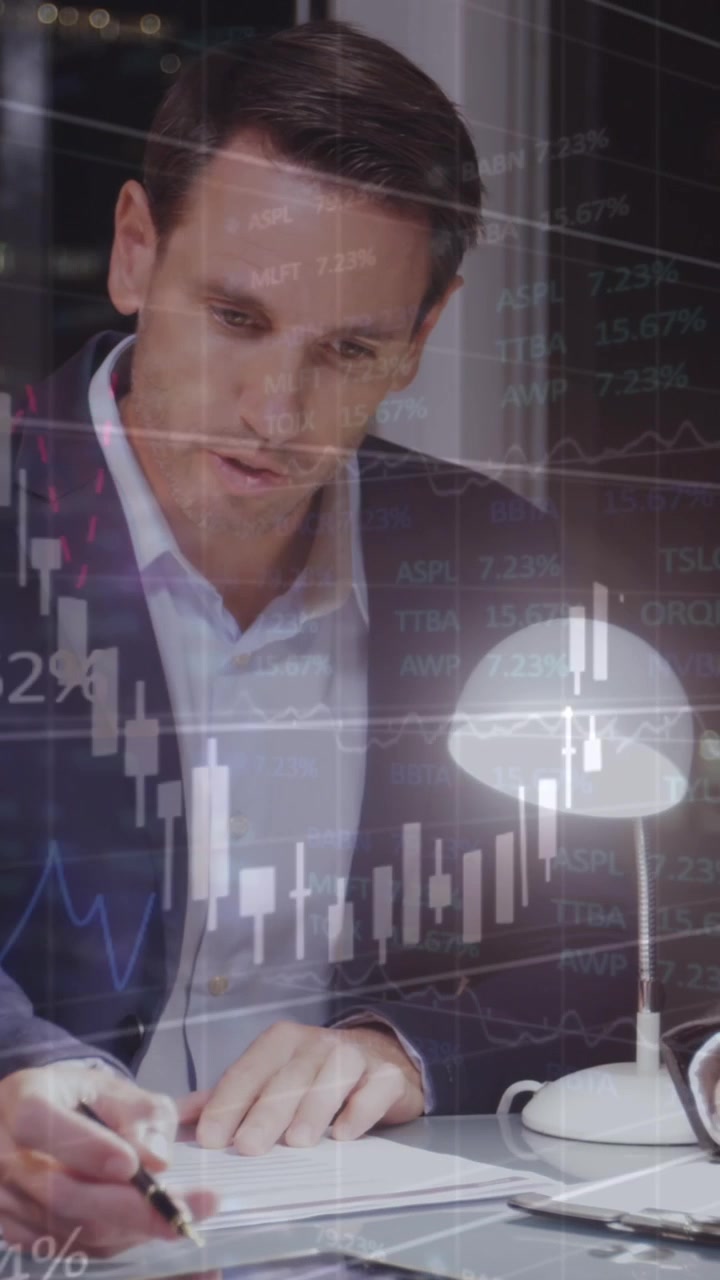 Elaborazione di dati statistici su diverse persone di affari che discutono nella sala riunioni in ufficio