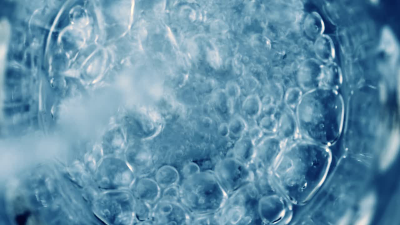 병 에서 신선 한 순수 한 스파클링 물 을 잔 에  ⁇ 는 것