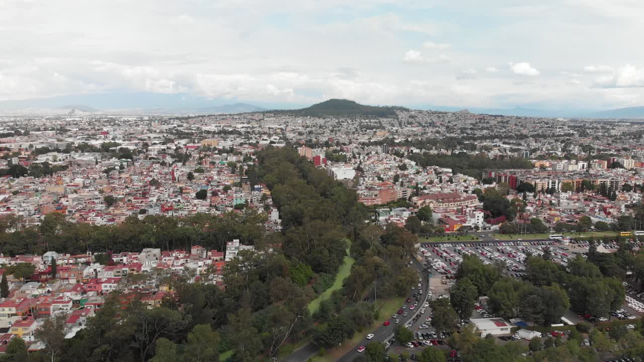 vista de drones del "cerro de la estrella" y el "canal nacional" en el sur de la ciudad de méxico, cdmx