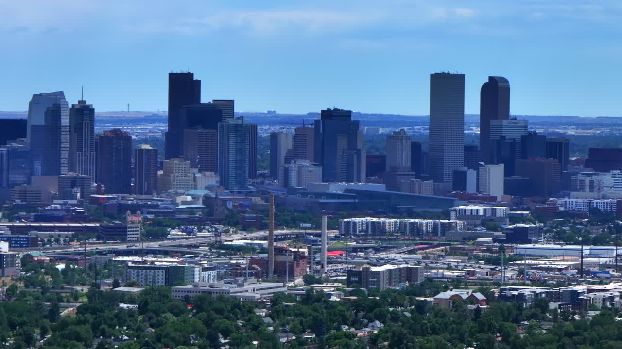 여름 다운타운 덴버 시의 초고층 건물 콜로라도 공중 드론 정적  교통 자동차 고속도로 마일 높은 이웃 집 파란 하늘 구름 6번가 콜스 rtd 라인 전선 범위 산기?? 풍경