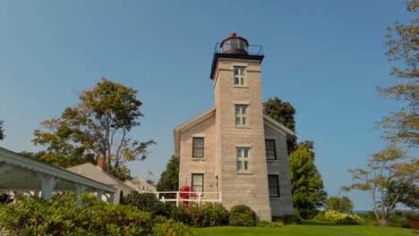 Bewegende-Aufnahme-Des-Großen-Leuchtturmmuseums-Am-Sodus-Point,-New-Yorker-Urlaubsort-An-Der-Landspitze-Am-Ufer-Des-Lake-Ontario