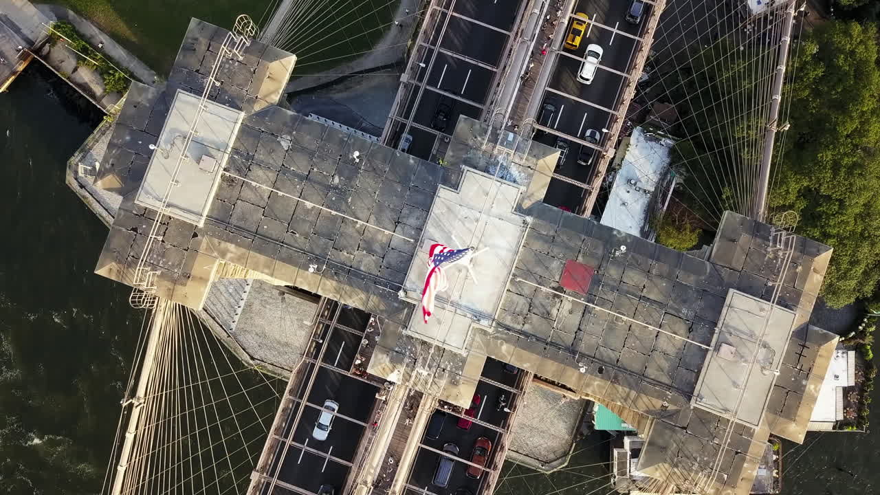 imágenes de drones que muestran el puente de brooklyn