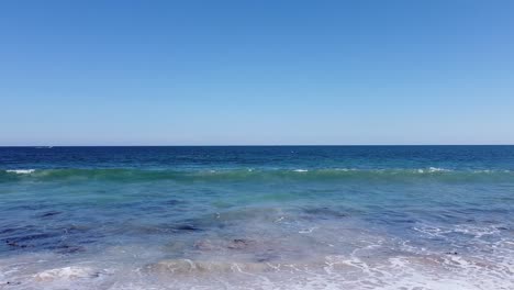 The-Indian-Ocean-tide-rolling-into-Burns-Beach-in-Western-Australia,-slow-motion