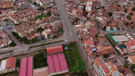 4K-Luftaufnahmen-Von-Drohnen-Tagsüber-über-Der-Collasuyo-Avenue-Und-Dem-Unsaac-Zoo-In-Cusco,-Peru,-Während-Der-Sperrung-Des-Coronavirus