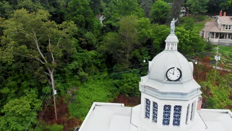 4k aerial drone video of the blind justice statue on the madison county courthouse in downtown marshall, nc (2021)
