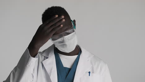 el doctor afroamericano en el fondo gris.