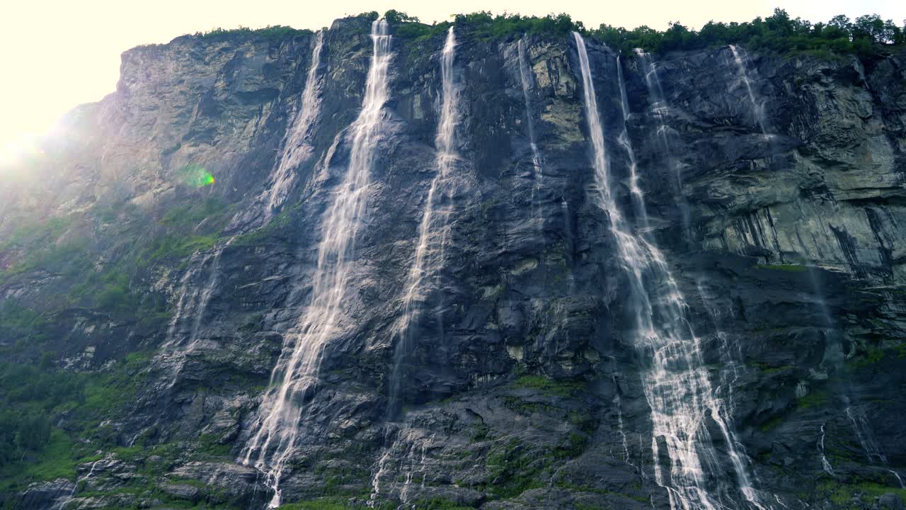 el fiordo de geiranger, la cascada de las siete hermanas, la hermosa naturaleza, el paisaje natural de noruega.