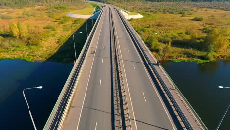 drone vista del paisaje de la carretera. coches conduciendo sobre el puente de la carretera