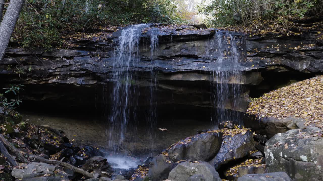 tiro de ángulo bajo de una pequeña corriente de agua que cae de la repisa