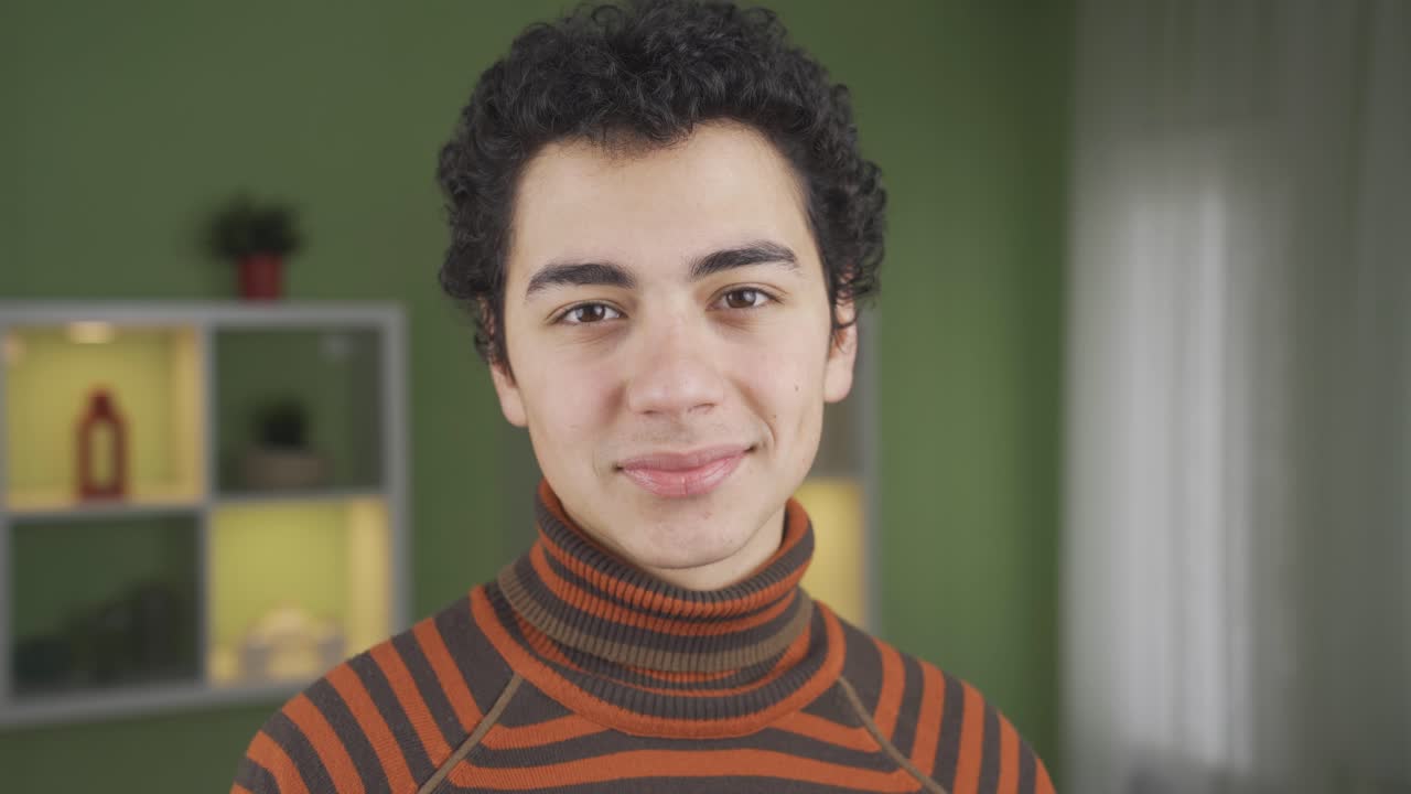 un niño feliz y sonriente.