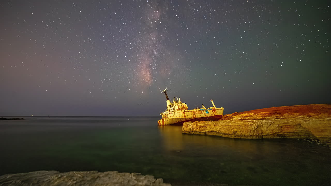 ⁇ 크웨이 페게이아 근처, 키프로스 바위 해안에서 시간 경과