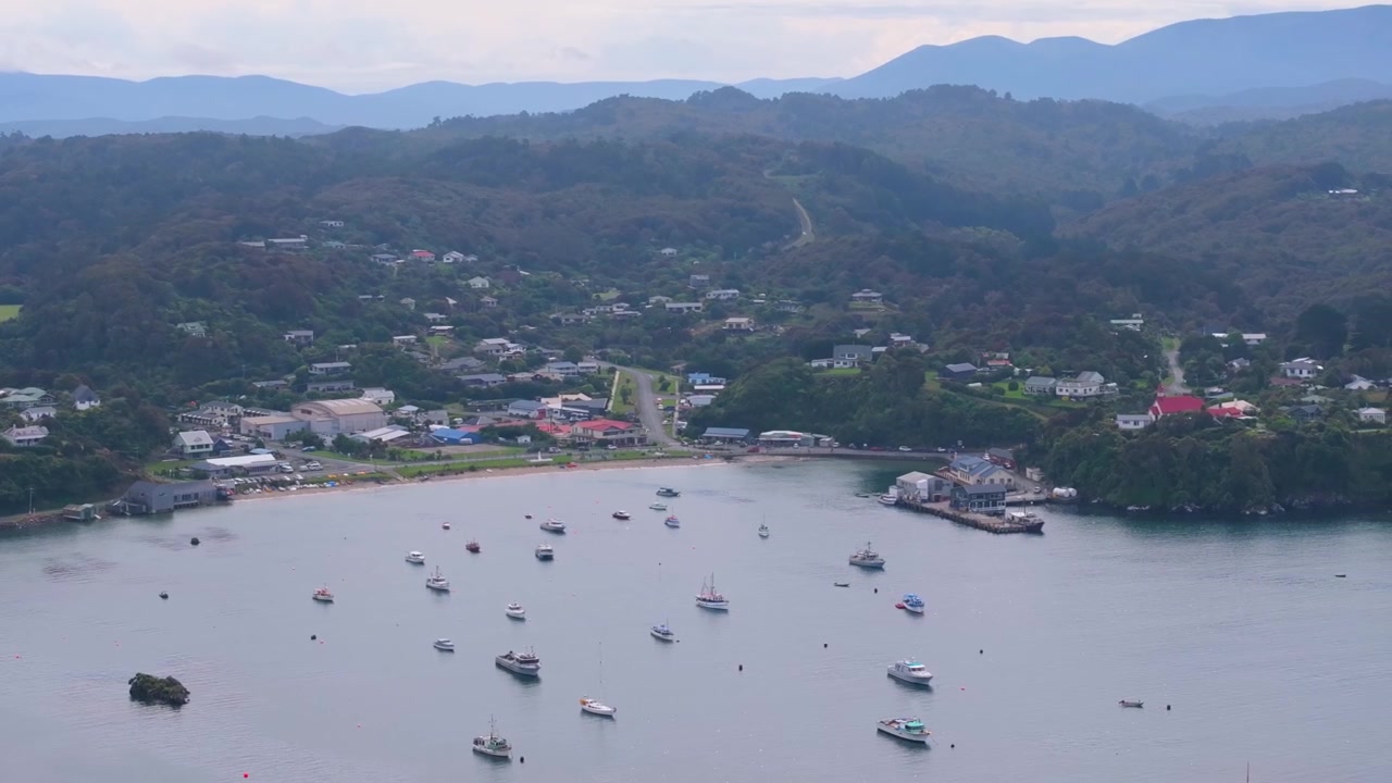Cảnh quan thành phố Oban từ trên cao với khu định cư và cảng trên đảo Stewart ở New Zealand.