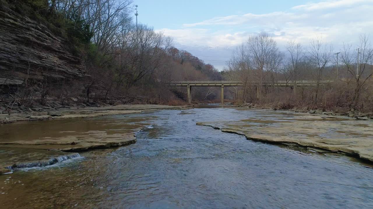 켄터키 몬테레이 시더 크릭 상류에서 촬영된 드론, 아름다운 가을 풍경