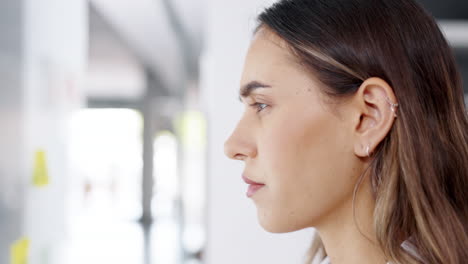 Pensamiento,-Perfil-De-Mujer-Y-Empleado-En-Una-Oficina.