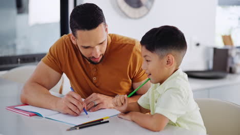 padre e hijo haciendo la tarea juntos