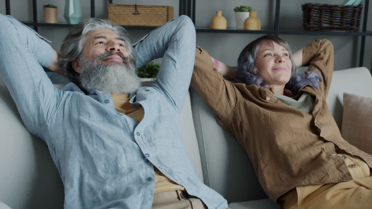 부부가 소파에서 휴식을 취하고 있다