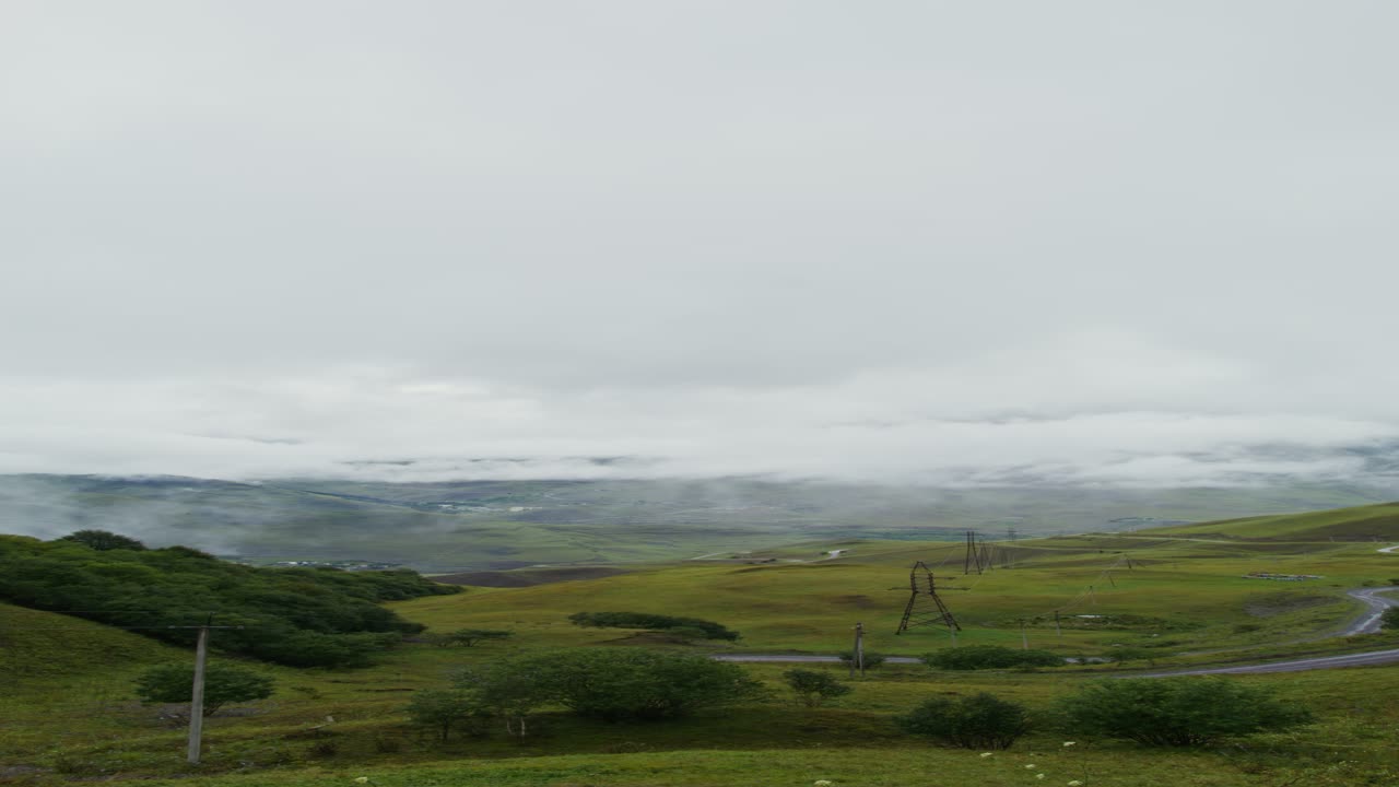 안개가 가득한 산 계곡 풍경