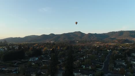 Toma-Aérea-Constante-De-Un-Globo-Aerostático-Que-Se-Eleva-Sobre-La-Ciudad