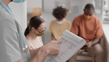 médico no reconocible comprobando el nombre del paciente