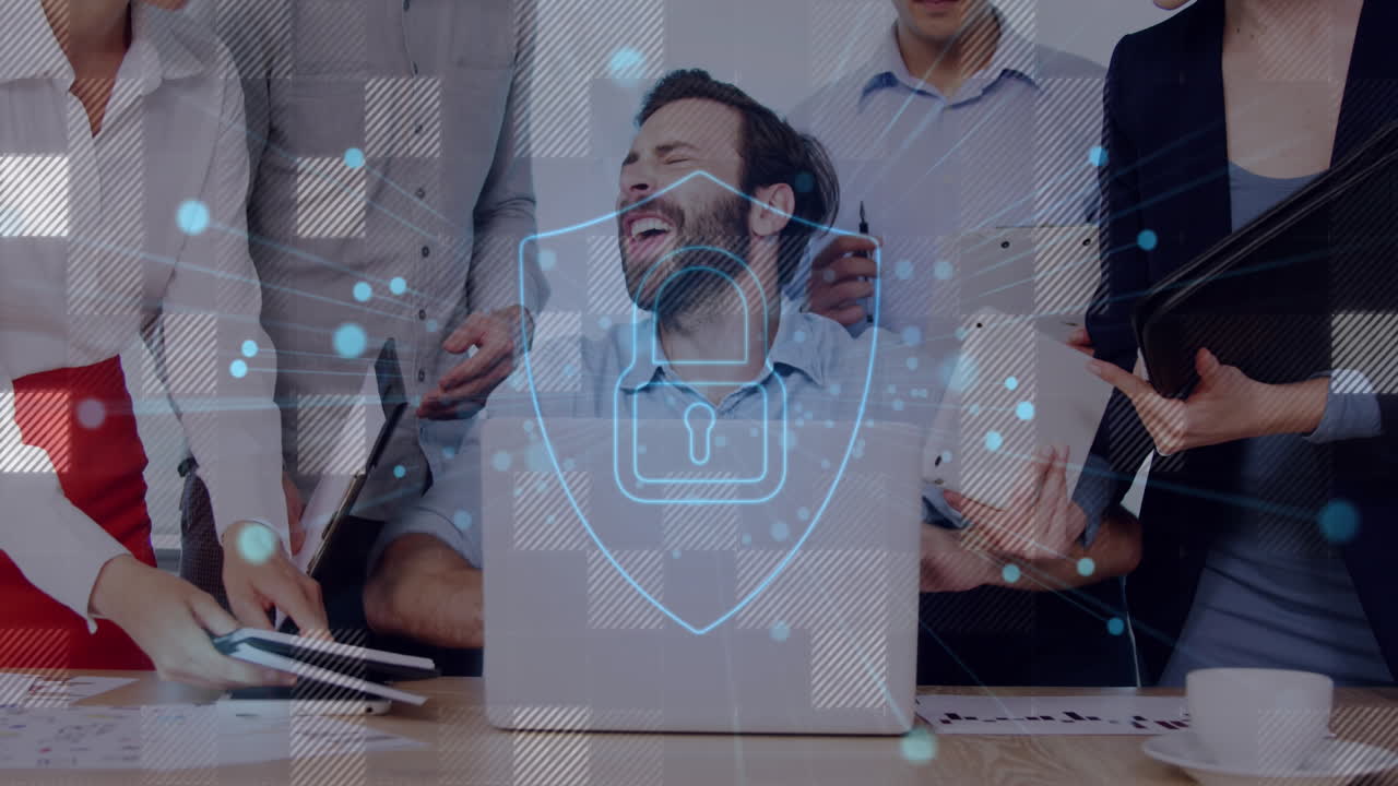 animación de candado en escudo, cuadrados sobre hombre frustrado gritando a sus compañeros de trabajo en la oficina
