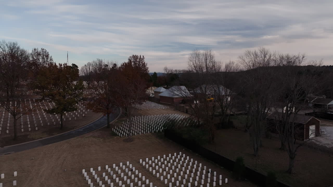 Veduta aerea del cimitero nazionale a Fayetteville, Stati Uniti.