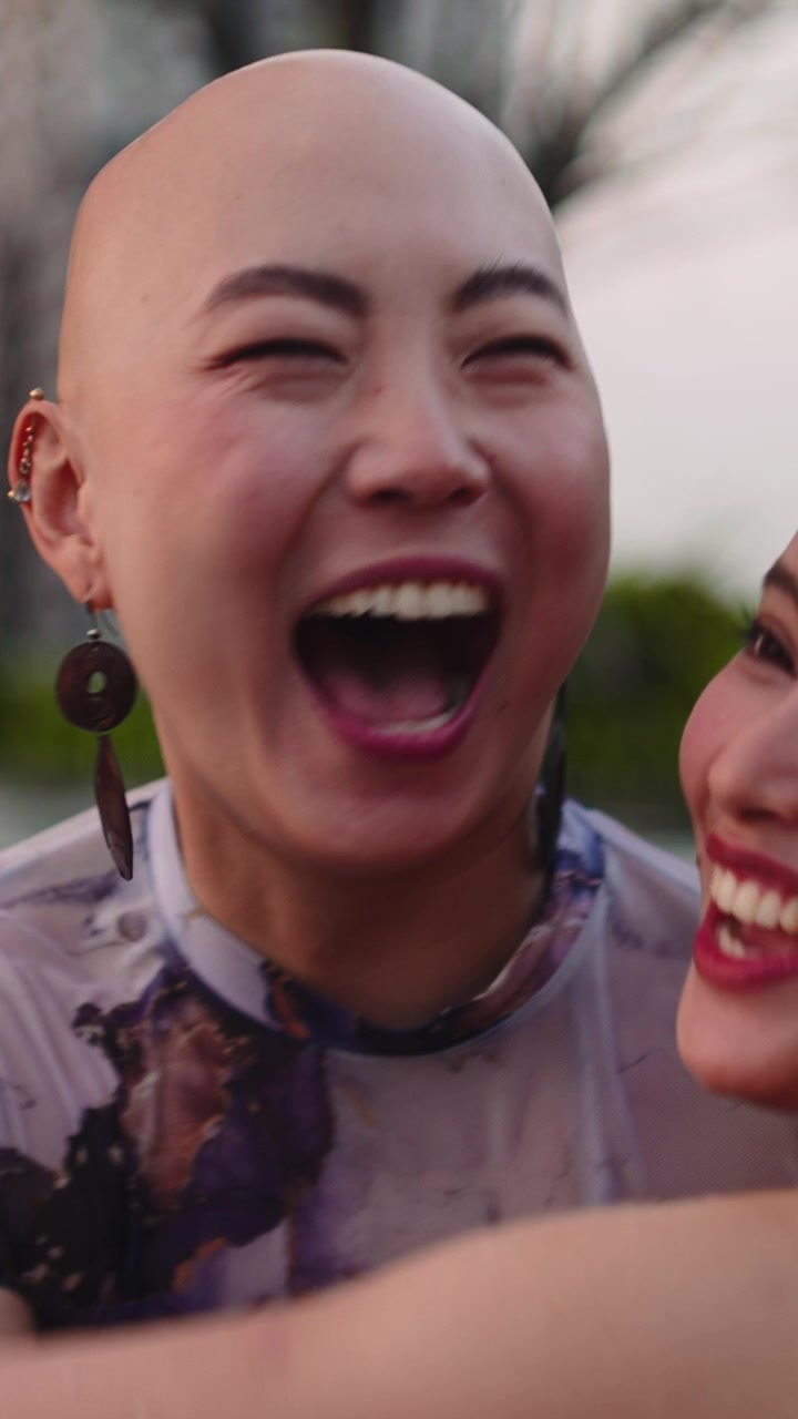 Primer plano de una mujer feliz riendo y abrazando a una amiga