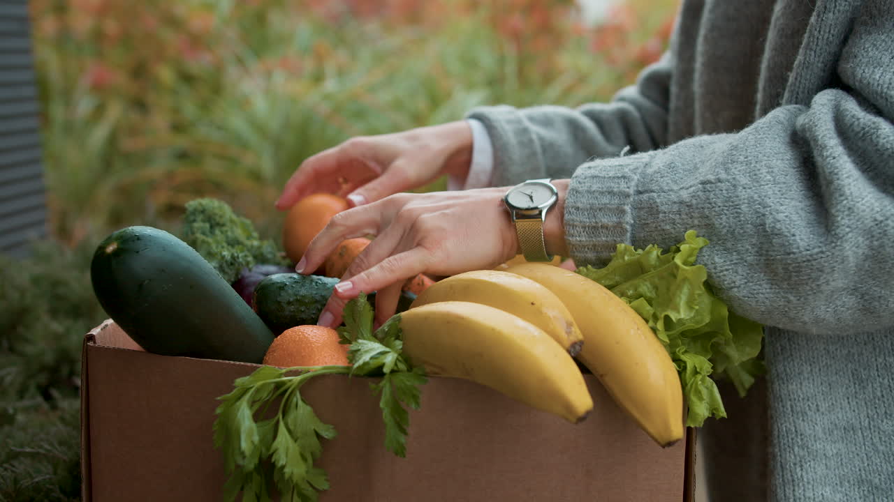 상자 에 채소 를 확인 하는 여자