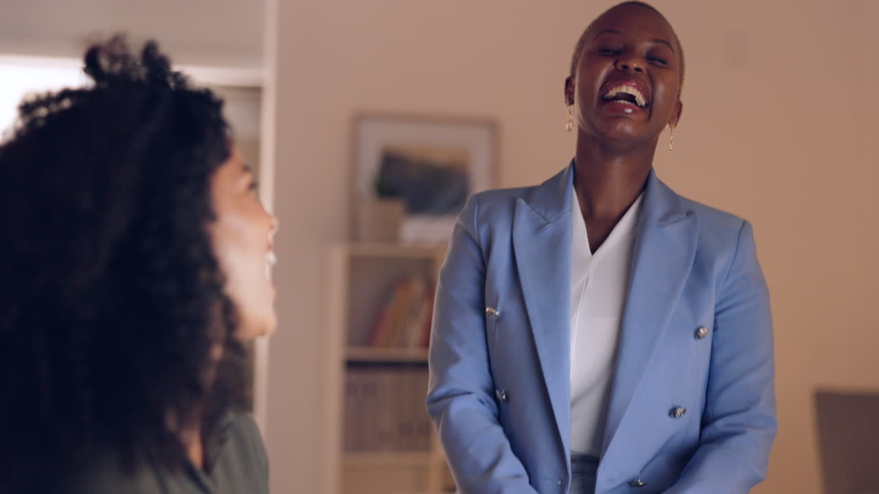 mujeres de negocios y cómicas hablando