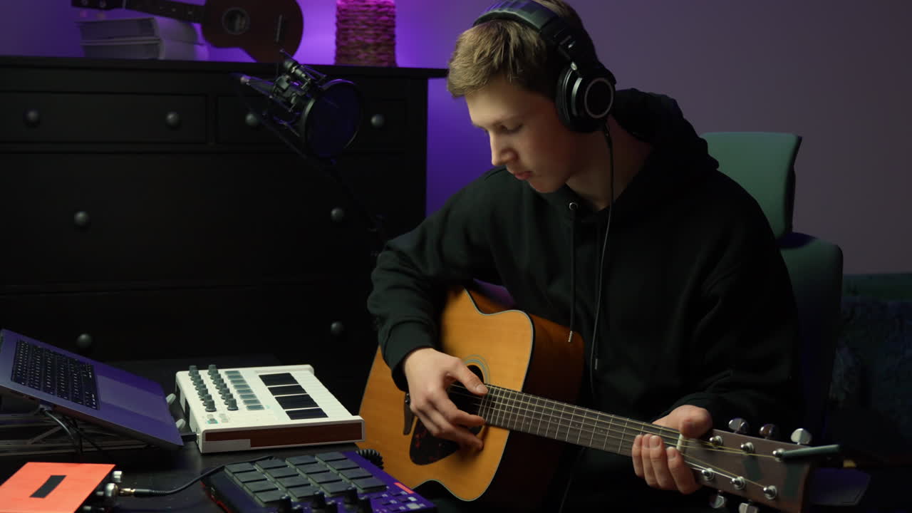 Un músico trabaja hasta tarde en un estudio en casa desarrollando texturas de sonido en capas con un estado de ánimo reflexivo y concentrado