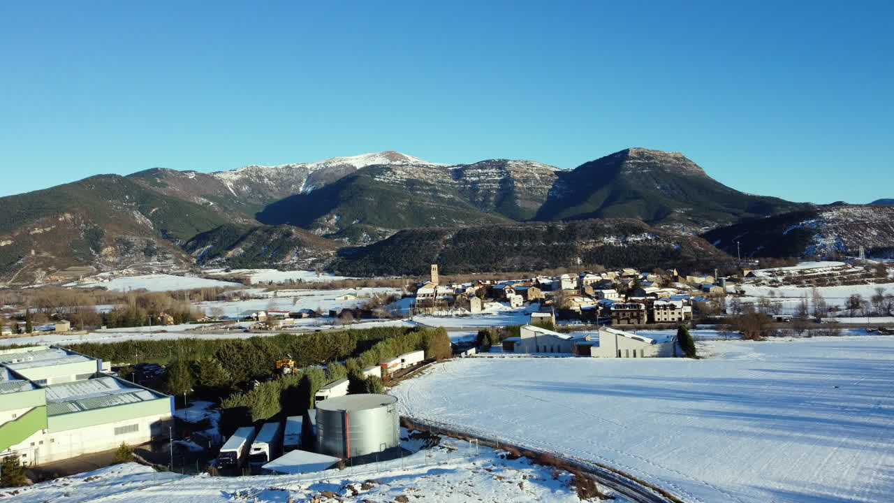 눈 인 산 마을의 공중 사진