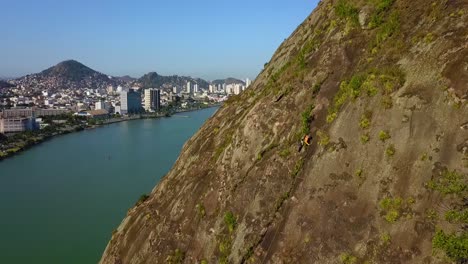 escalada en roca junto al clip del dron del océano