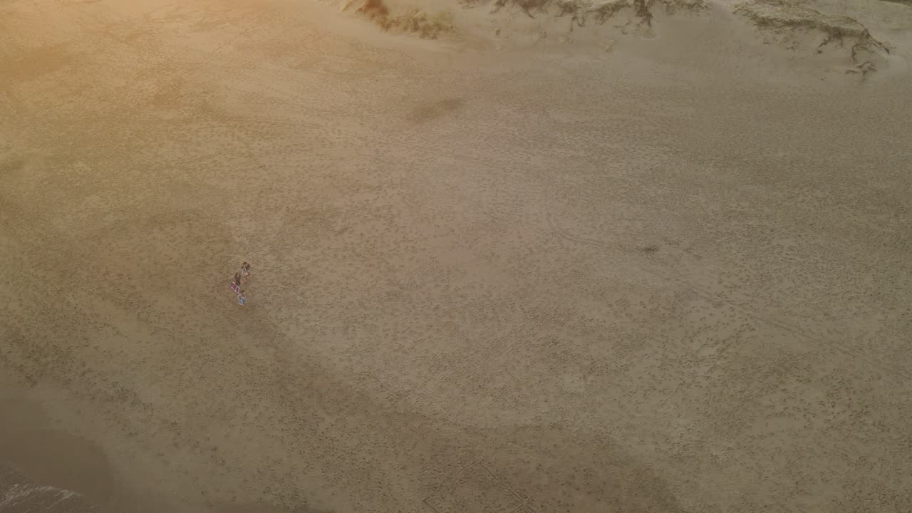 해변을 걷는 사람들, 회전하는 조감도