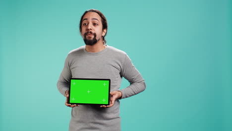 Influencer-Presenta-Tableta-Con-Pantalla-Verde