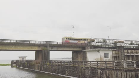 el autobús pasa a través de la barrera del lago, tanneermukkam bund, terraplén y musgo