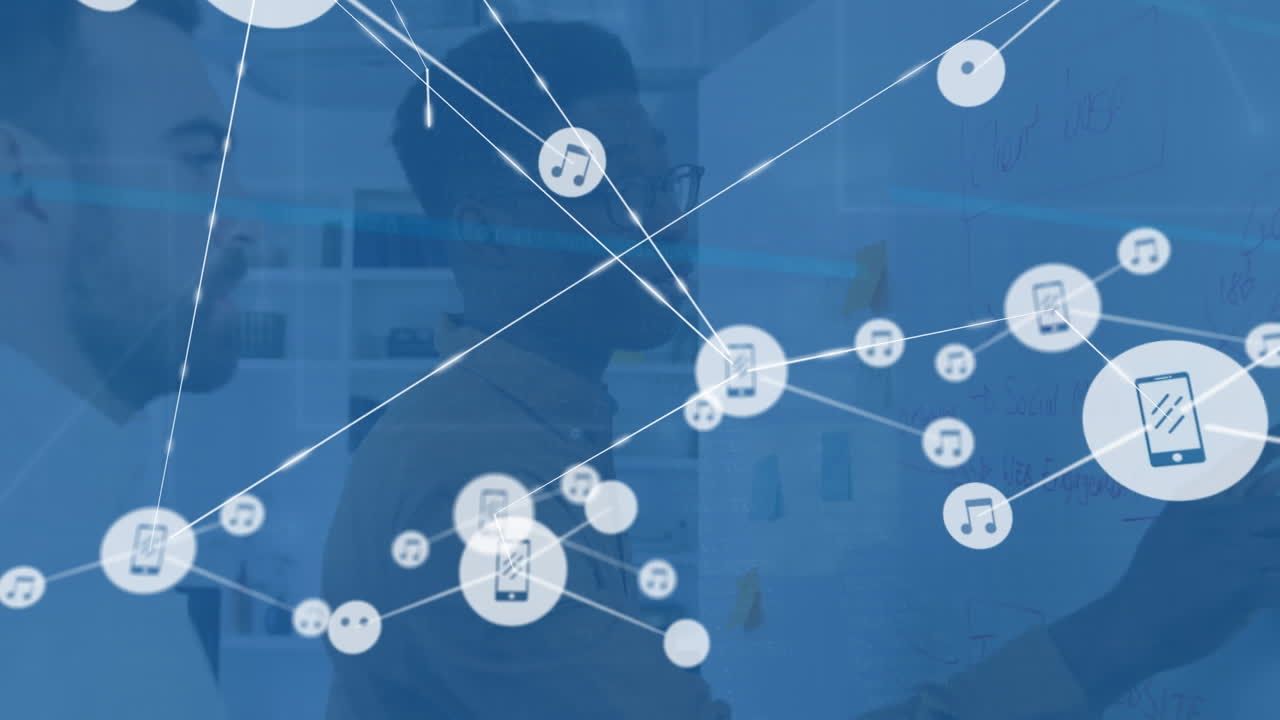 다민족 남성 동료들이 아이디어를 모으는 동안 연결된 음악과 전화 아이콘의 애니메이션