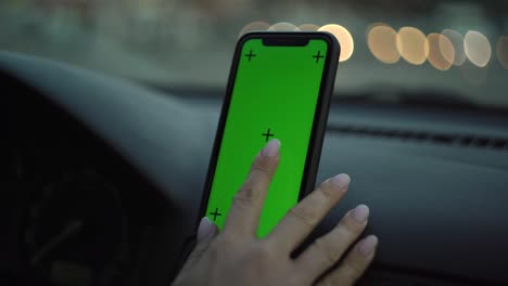 la chica presiona el teléfono con una pantalla verde