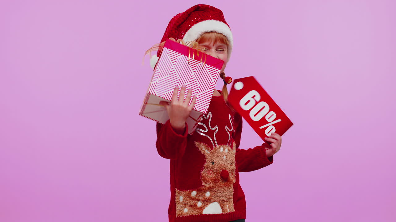 크리스마스 모자를 입은 소녀는 선물 상자와 60% 할인 문장을 보여주는 배너 텍스트 메모