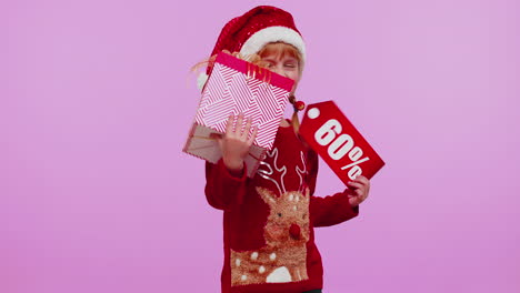 niña con sombrero de navidad mostrando cajas de regalos y inscripciones de descuento del 60 por ciento nota de texto de banner